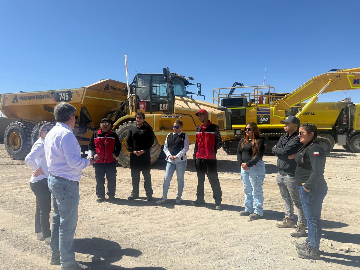 Compartiendo el reconocimiento con el equipo de Tassara Rental